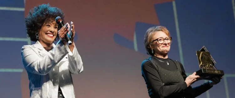 Marcélia Cartaxo e Isabel Fillardis no palco do Festival de Gramado 2025