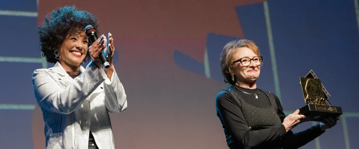 Marcélia Cartaxo e Isabel Fillardis no palco do Festival de Gramado 2025