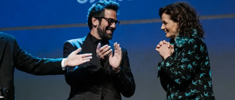Paolo Marinou-Blanco e Denise Fraga no palco do Festival de Gramado 2025 