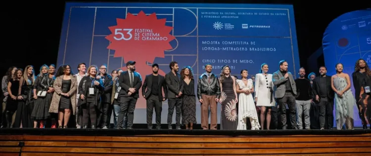 Cinco Tipos de Medo :: Diretamente da Serra Gaúcha, equipe fala sobre o filme que disputa o Kikito no Festival de Gramado 2025 (Exclusivo) 4 Equipe de Cinco Tipos de Medo no palco de Gramado