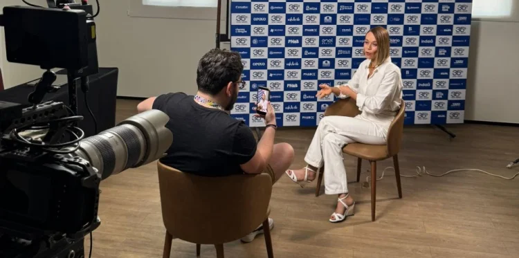 Mariana Ximenes :: “Minhas raízes cearenses me formaram e constituíram a mulher que sou e a artista que me tornei”, diz atriz após ser homenageada no Cine Ceará 2025 5 Mariana Ximenes em entrevista ao Papo de Cinema