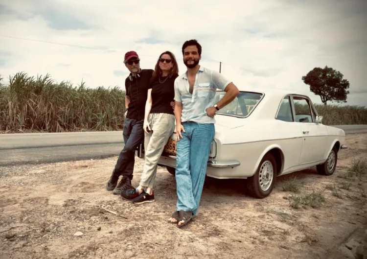 O Agente Secreto :: “Esse filme é uma nova peça no quebra-cabeça para entender o Brasil e sua história”, afirma Kleber Mendonça Filho 5 20251104 kmf emilie lesclaux wagner moura papo de cinema jpg e1762292064405