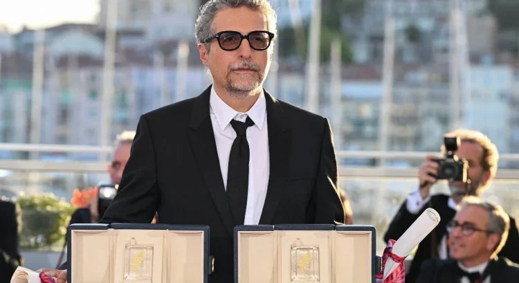 O Agente Secreto :: “Esse filme é uma nova peça no quebra-cabeça para entender o Brasil e sua história”, afirma Kleber Mendonça Filho 6 20251104 kmf premiado cannes 2025 papo de cinema