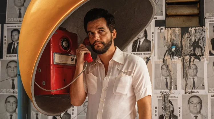 O Agente Secreto :: “Vou falar sobre o filme onde for convidado, vou sentar e tomar uma cerveja com quem quiser me ouvir”, afirma Wagner Moura 4 Wagner Moura em O Agente Secreto