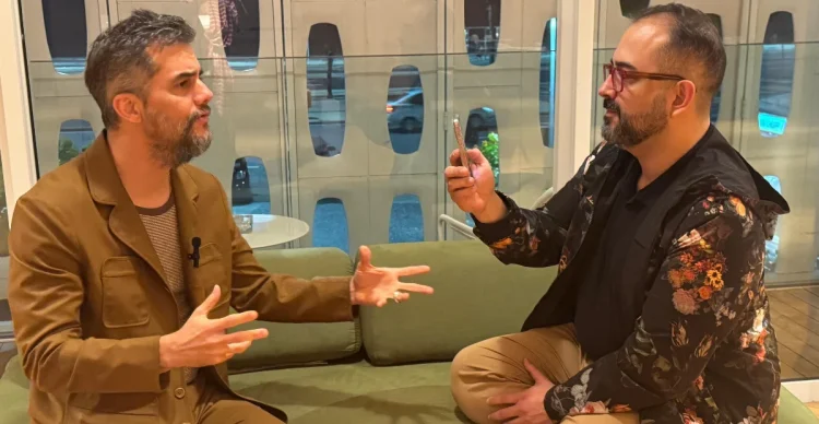 O Agente Secreto :: “Vou falar sobre o filme onde for convidado, vou sentar e tomar uma cerveja com quem quiser me ouvir”, afirma Wagner Moura 3 20251106 wagner moura robledo milani papo de cinema e1762465553499