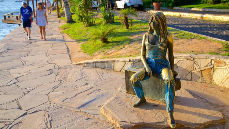 Brigitte Bardot, diva do cinema francês, morre aos 91 anos 3 Estátua de Brigitte Bardot em Búzios