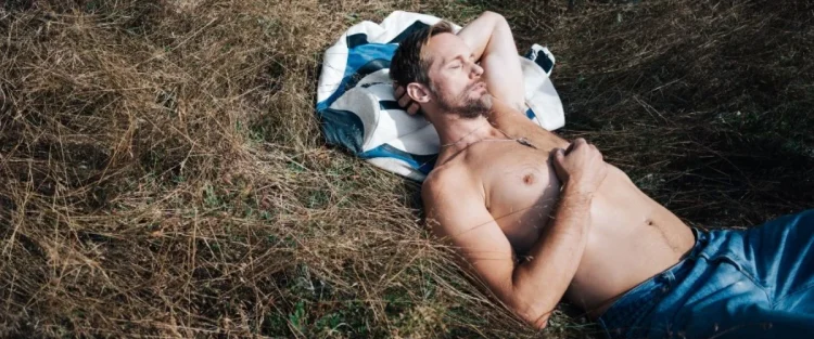 Pillion :: Adiado ou cancelado? Entenda o que está acontecendo com o premiado filme BDSM estrelado por Alexander Skarsgård 4 Pillion