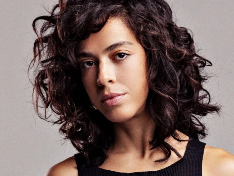 Home 150 Confira nosso papo de cinema com Marina Merlino, estrela de Emergência Radioativa, série que está bombando no streaming.