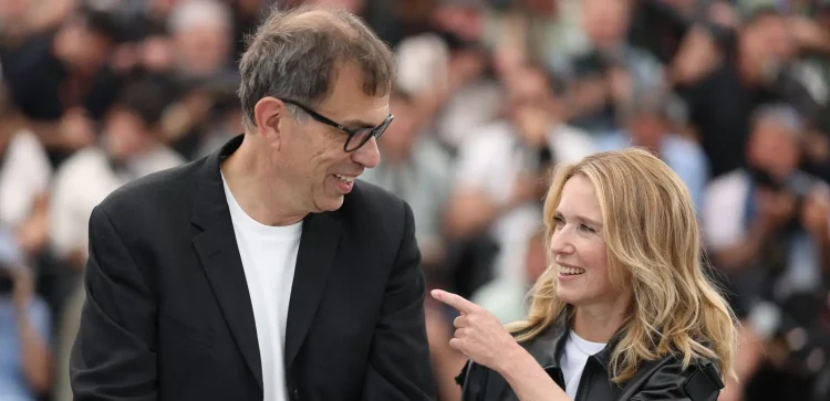 Caso 137 :: Dominik Moll e Léa Drucker no Festival de Cannes 2025. Foto: Sameer Al-Doumy/AFP