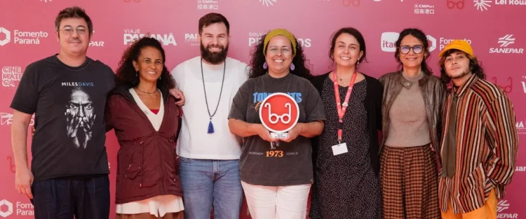 Olhar de Cinema 2026 :: Fiz um Foguete Imaginando que Você Vinha é o grande vencedor da 15ª edição do Festival Internacional de Curitiba. Confira a lista de premiados! 2 Olhar de Cinema 2026 :: Equipe de Fiz um Foguete Imaginando que Você Vinha