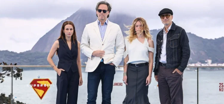 Supergirl :: Novo filme, versões clássicas e passagem pelo Brasil. Confira tudo o que você precisa saber antes da estreia! 5 Equipe de Supergirl na press conference brasileira
