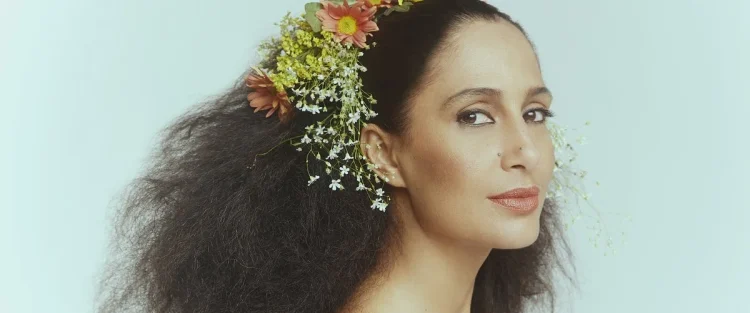Camila Pitanga como Clara Nunes