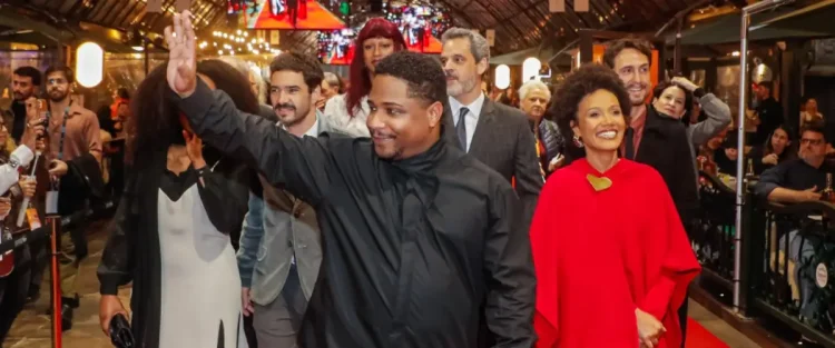 Festival de Gramado 2026 :: Na Serra Gaúcha, Christian Malheiros fala sobre fé, redenção e a estreia de Justino, filme baseado em história real 2 Festival de Gramado 2026 :: Equipe de Justino no tapete vermelho