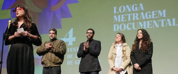 Festival de Gramado 2026 :: “O que mais me interessa nele é essa verve rebelde, essa inquietude”. Confira nossa entrevista com Susanna Lira, diretora de Gonzaguinha: Da Maior Liberdade 3 Festival de Gramado 2026 :: Susanna Lira e equipe no palco. Foto: Edison Vara