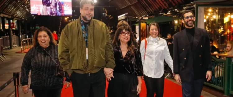 Festival de Gramado 2026 :: “O que mais me interessa nele é essa verve rebelde, essa inquietude”. Confira nossa entrevista com Susanna Lira, diretora de Gonzaguinha: Da Maior Liberdade 2 Festival de Gramado 2026 :: Susanna Lira e equipe no tapete vermelho. Foto: Edison Vara